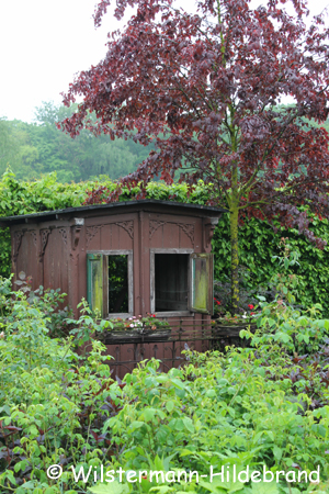 ein kleines Gartenhaus